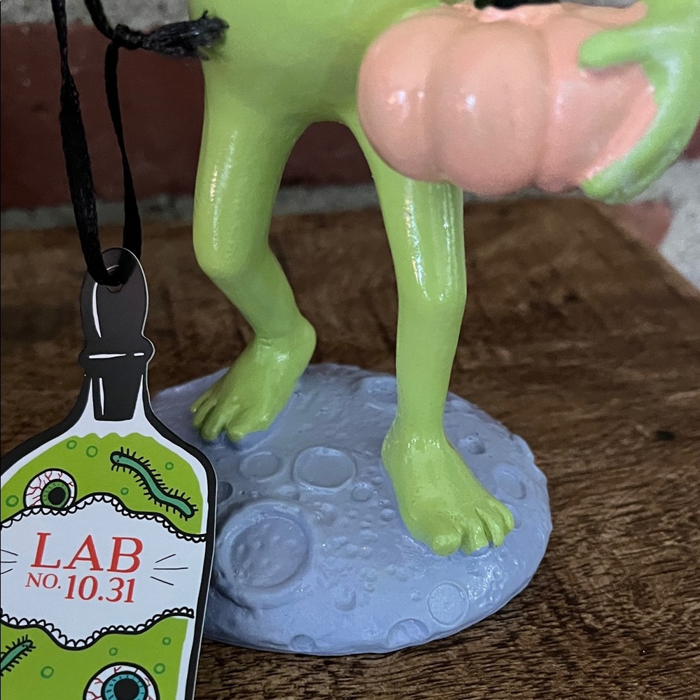 Alien Figurine with Bat and Pumpkin - Picture 6 of 8